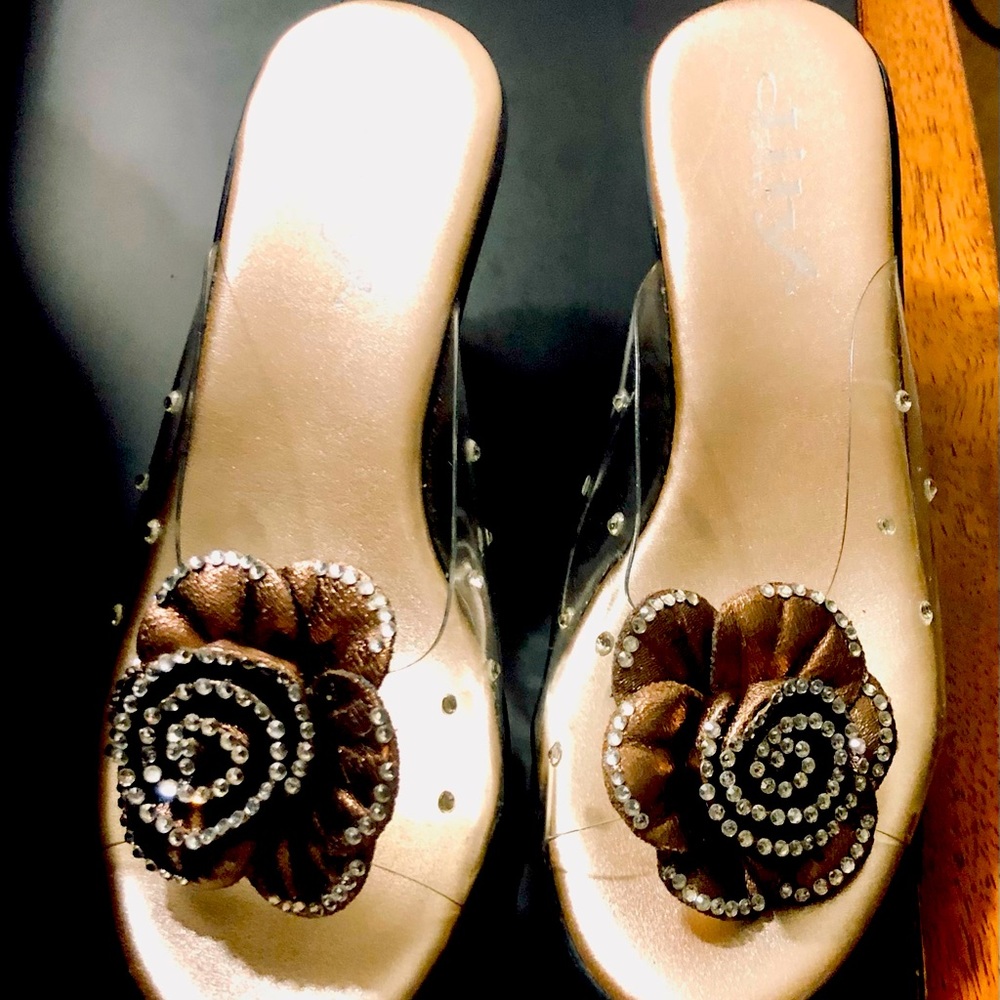 New women’s wedge sandal